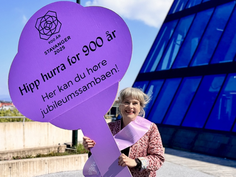 Jubileumssamba-skilt og  Stine Honore