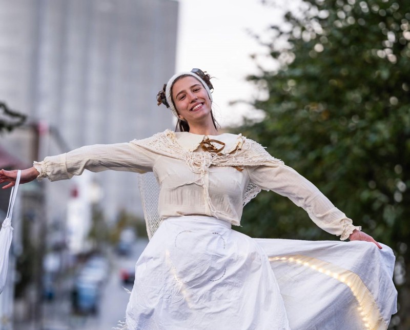 Kvinnelig skuespiller i forestillingen Blikk i Stavanger øst. 