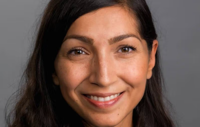 Saira Basit smiler til kamera