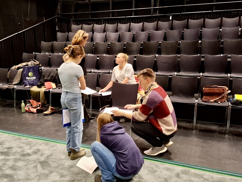 Berit Aarrestad er kunstnerisk ansvarlig og Nina Godtlibsen er dramaturg for "Byfesten – fortellingen om byen vår". Her på prøver med Barne- og ungdomsteateret.

