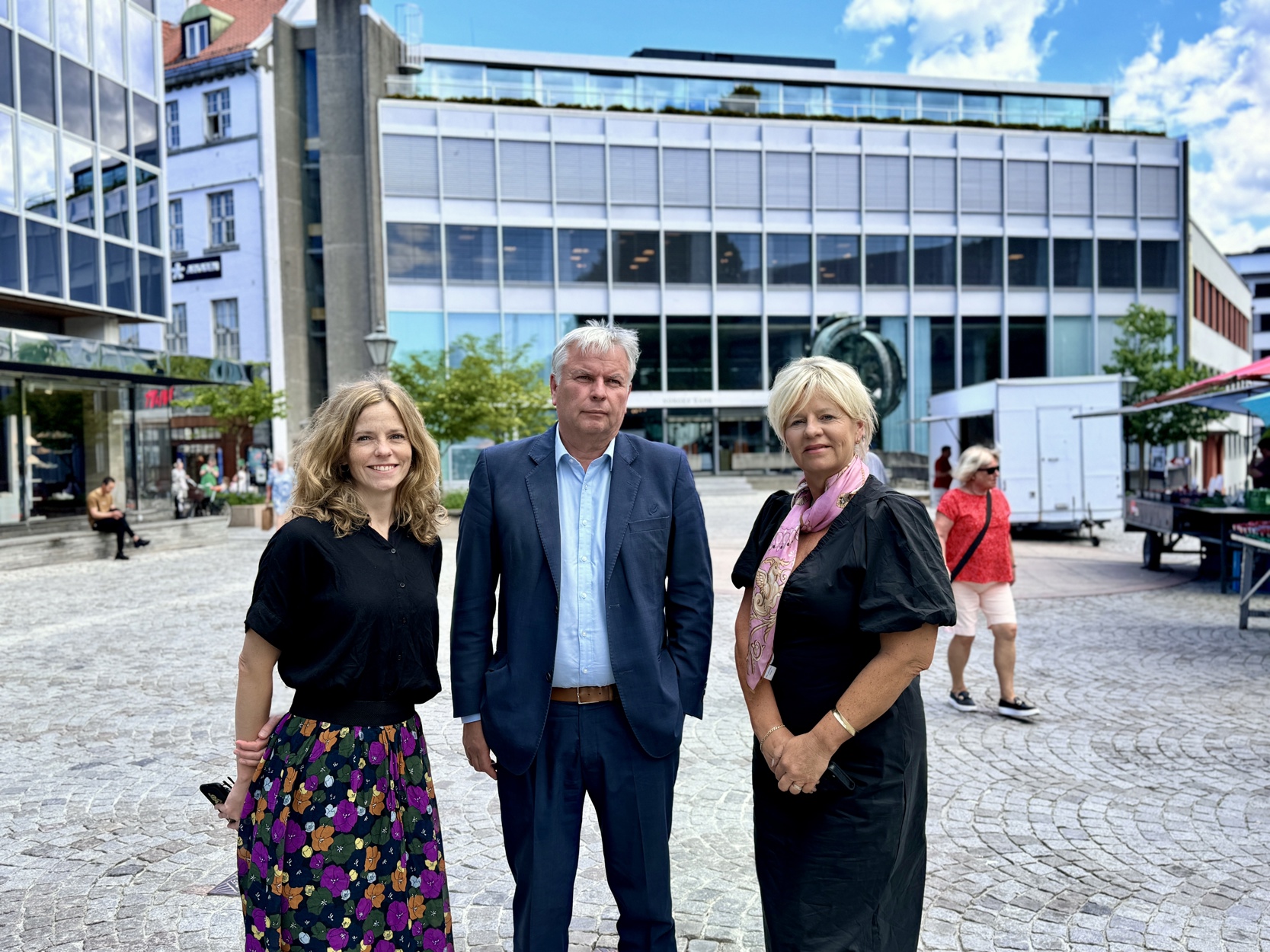 Lena Antonius, Njål Skår og Karen Nilsen foran Norges Bank-bygget, som blir Sparebanken Norge nye lokaler i januar 2025.