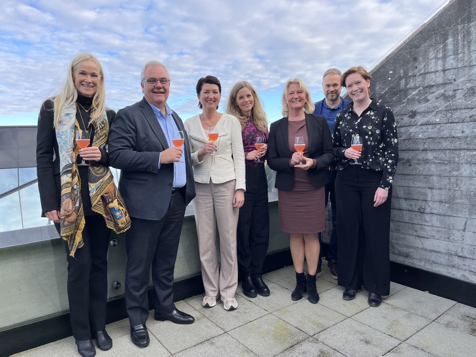 Marit Salte, Odd Torland og Cecilie W. Melby fra Smedvig-konsernet flankert av prosjektleder Lena Antonius, ordfører Sissel Knutsen Hegdal, direktør Herbjørn Tjeltveit og kultursjef Kristina Ehrenberg Rasmussen.