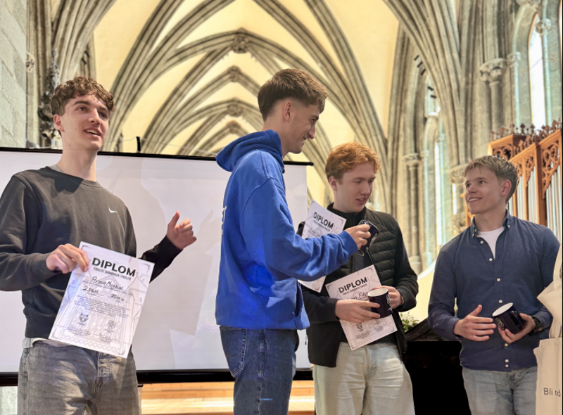 Lag 15 St. Svithun får andreplassen!  Aryan Moghimi, Lars Fidje & Mathias Dessingue mottar premie og diplomfra juryemedlem Stian Trædal.
