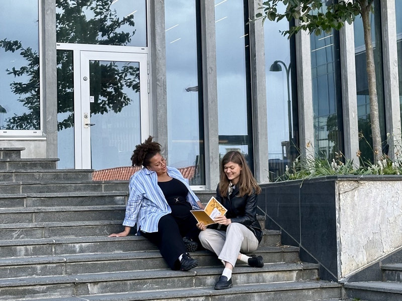 Kunstkonsulentene  Ida Thjømøe Højgaard og Pauline Koffi Vandet med kunstplanen for Der vi møtes – kunst i uterom.