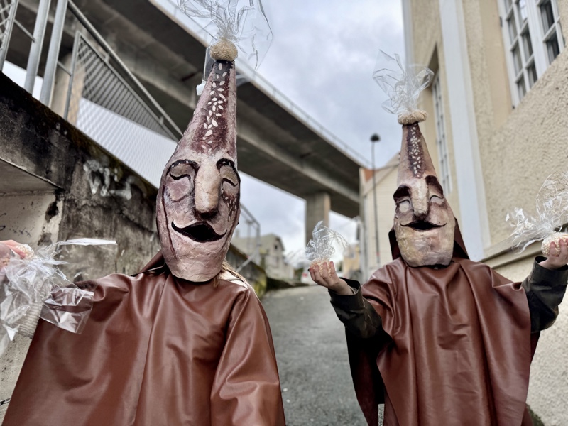 Personer med puffet hvetemonstre-masker-