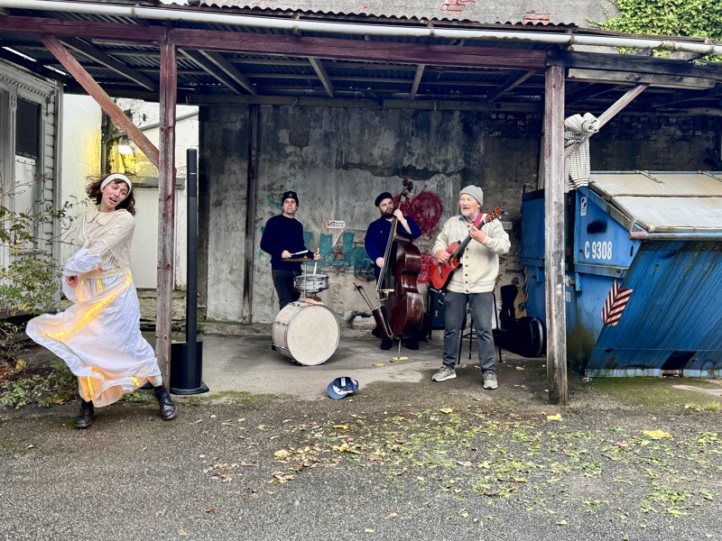 Musikere Jens Borge, Johs Ringås og Pål Hausken spiller i en bakgård. 
