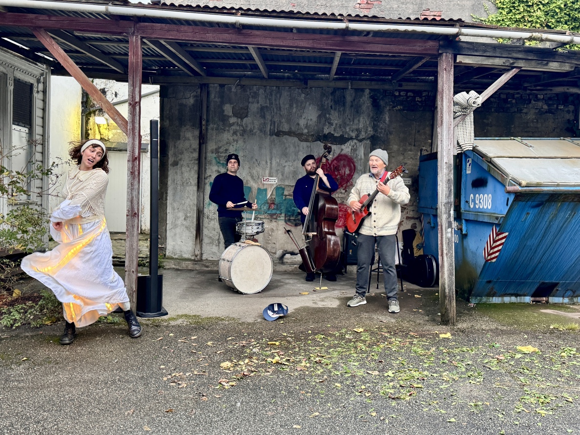 Musikere Jens Borge, Johs Ringås og Pål Hausken spiller i en bakgård.
