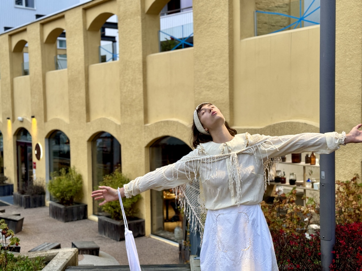 Lille Betsy ser opp mot himmelen.