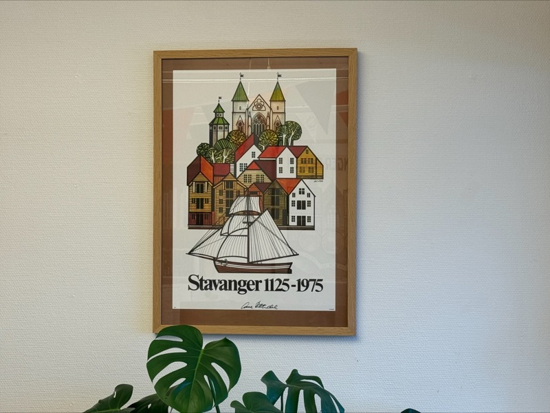 Jubileumsplakaten fra 1975 skisserer blant annet en seilbåt i midten av bildet, for å minnes utvandringen. 