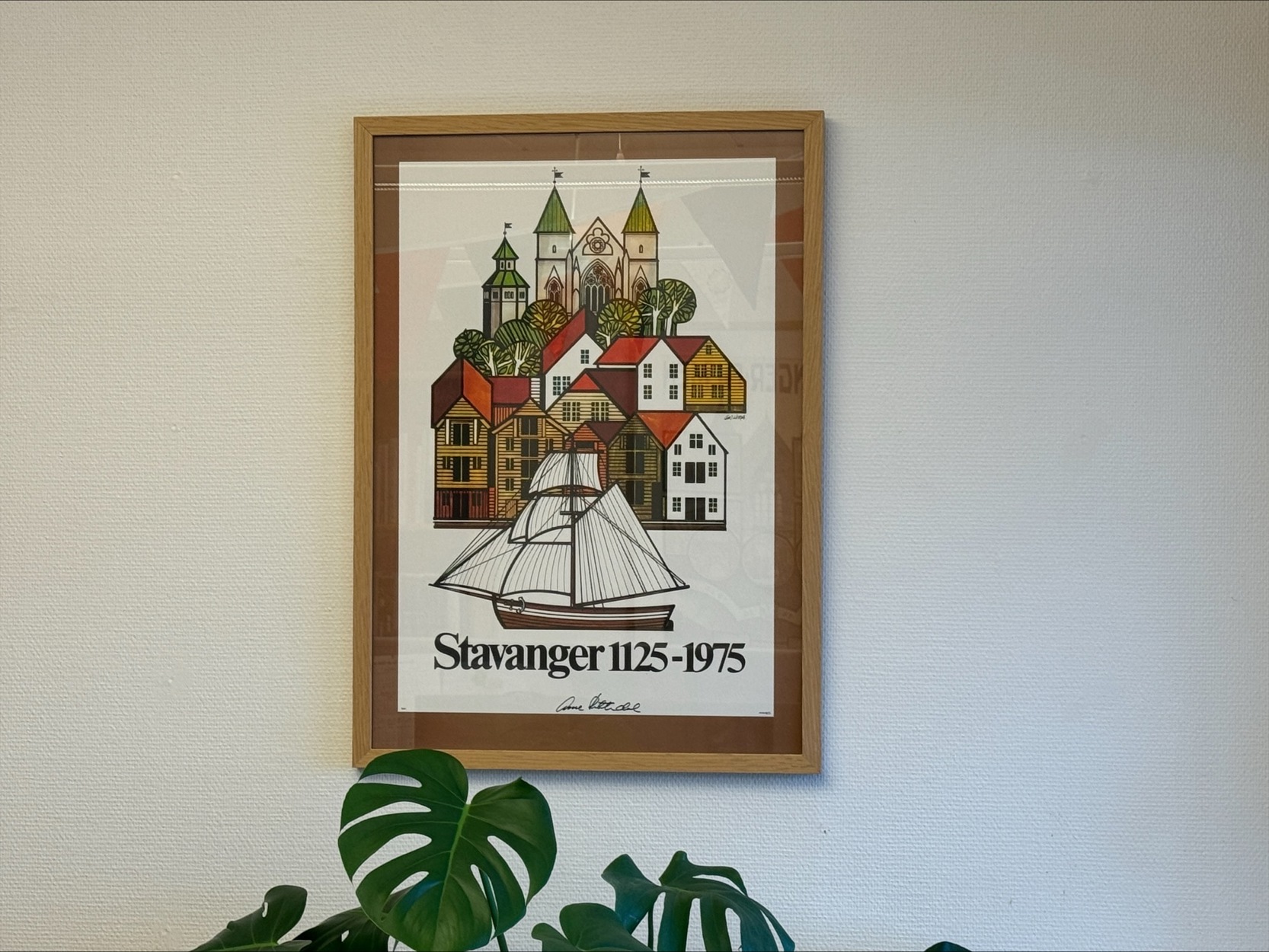 Jubileumsplakaten fra 1975 skisserer blant annet en seilbåt i midten av bildet, for å minnes utvandringen.