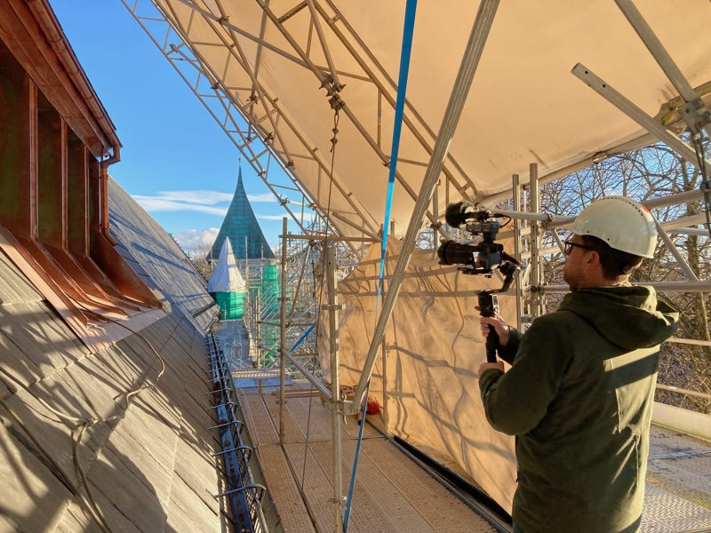 BYEN OG KATEDRALEN, foto_Kari Klyve-Skaug. Filming på taket av Stavanger domkirke.