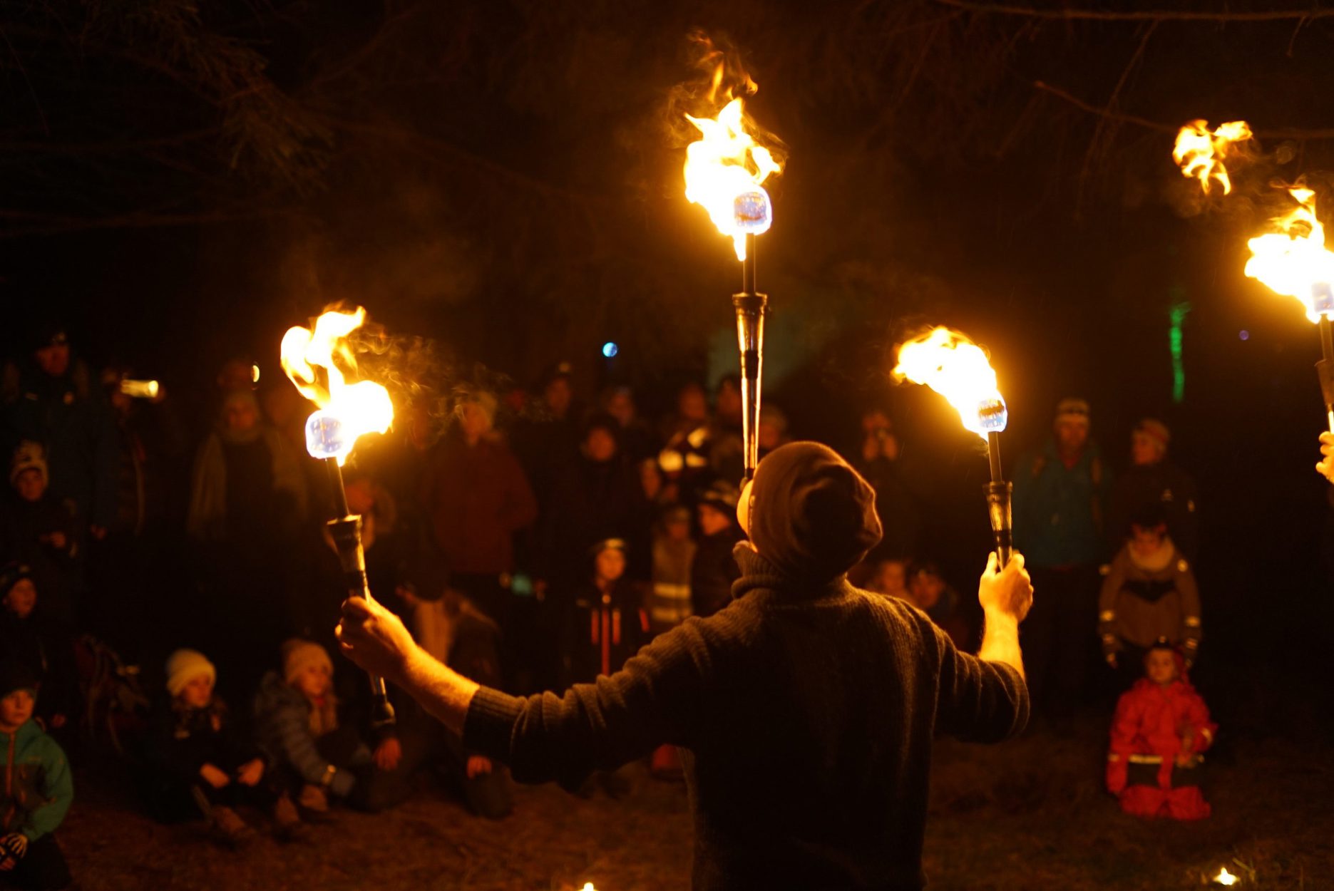Flask sjonglering sjonglerer med flammer.