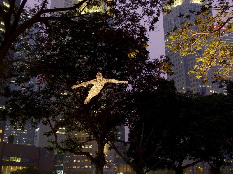 I samarbeid med Smedvig og Stavanger 2025, presenterer Glød lysfestival “The Travellers” – en serie med lysskulpturer av den franske kunstneren Cedric Le Borgne.  