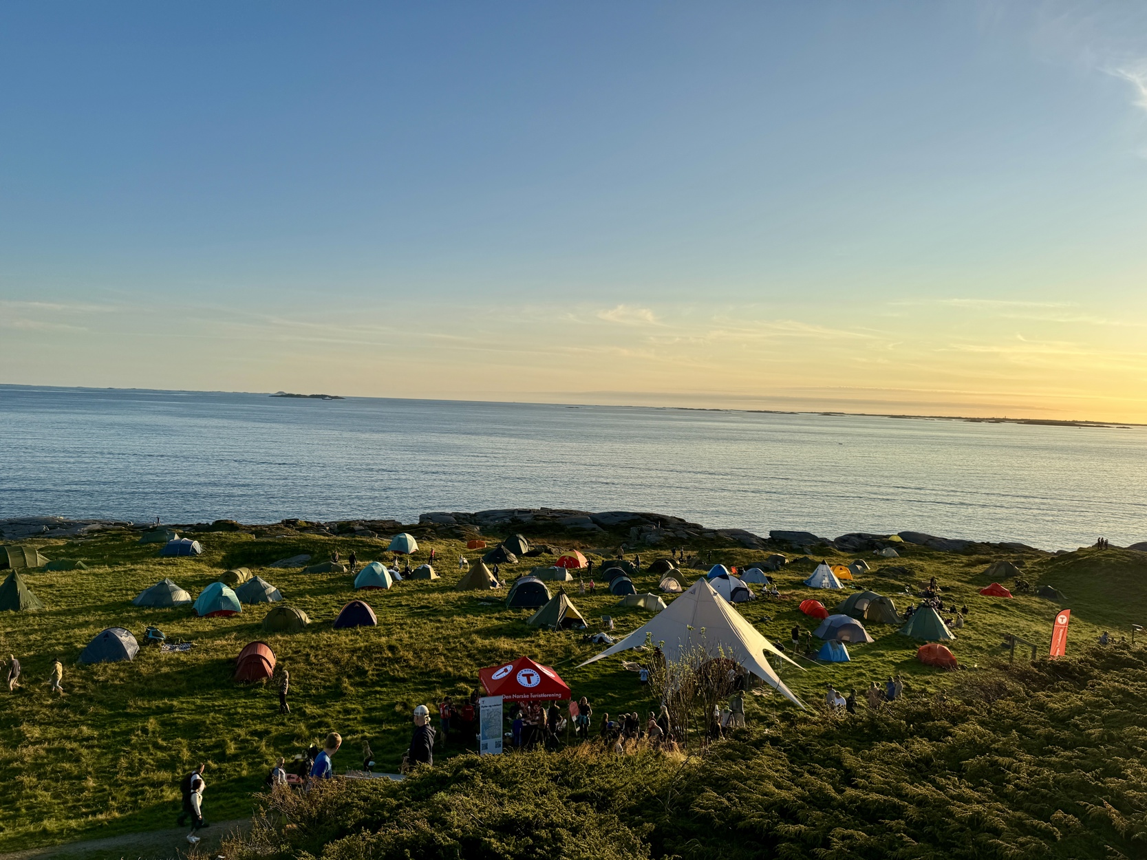 Mange telt er satt opp i nydelig natur.