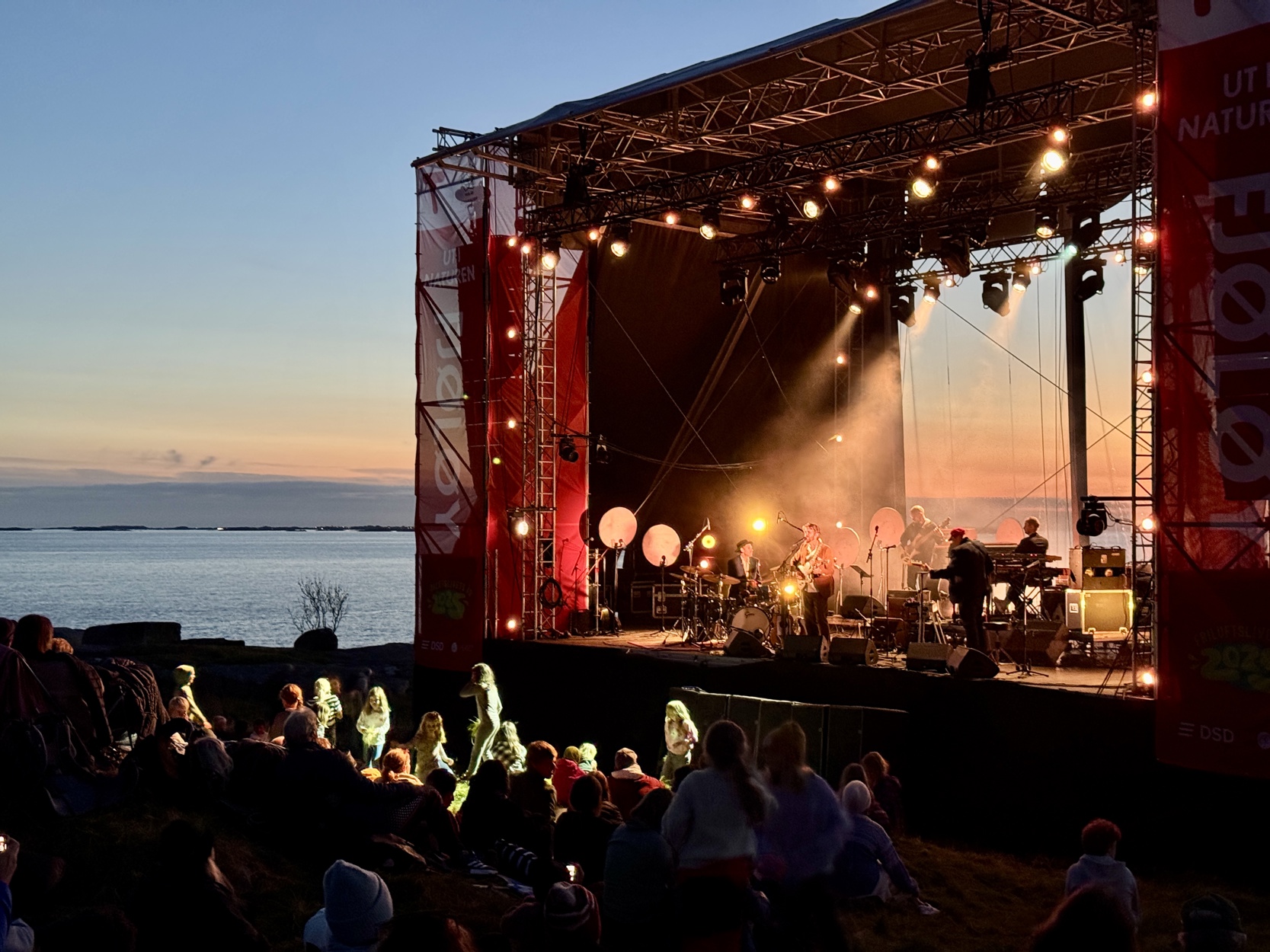 Konsert i havgapet. Thomas Dybdal med band står på scenen.