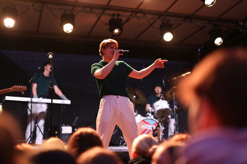 Bandet Vettche opptrer på domkirketorget.
