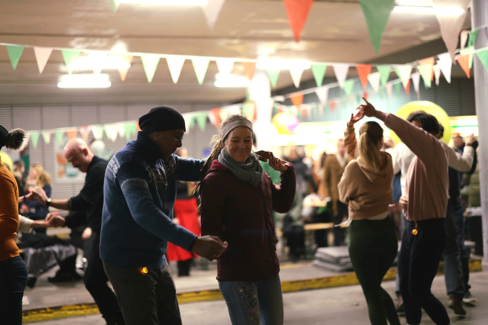 Stavanger salsaklubb bø opp til dans og viste at det er bra tilgang på dansegulv i Pedersgata.