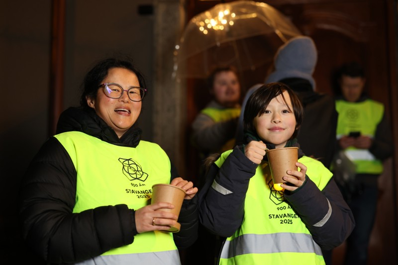 Foreldre og barn fra Nylund skolekorps passet på trafikken og stort og smått langs den 2025 meter lange opplevelsesløypen. 