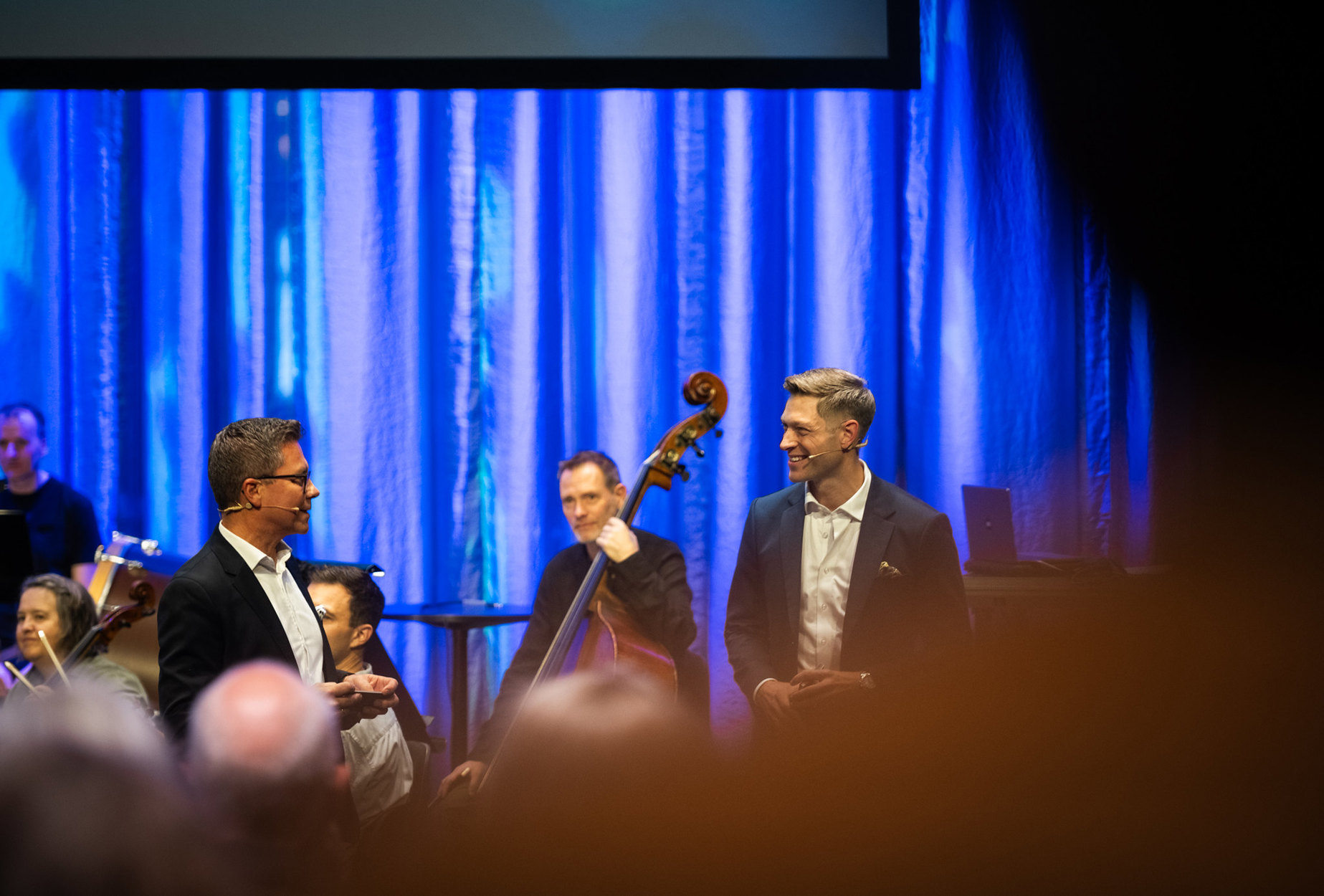 Peter Schwarz, kommunikasjonsdirektør i Harbour Energy, ønsker velkommen med Ragnar Kristensen, direktør i Stavanger symfoniorkester.