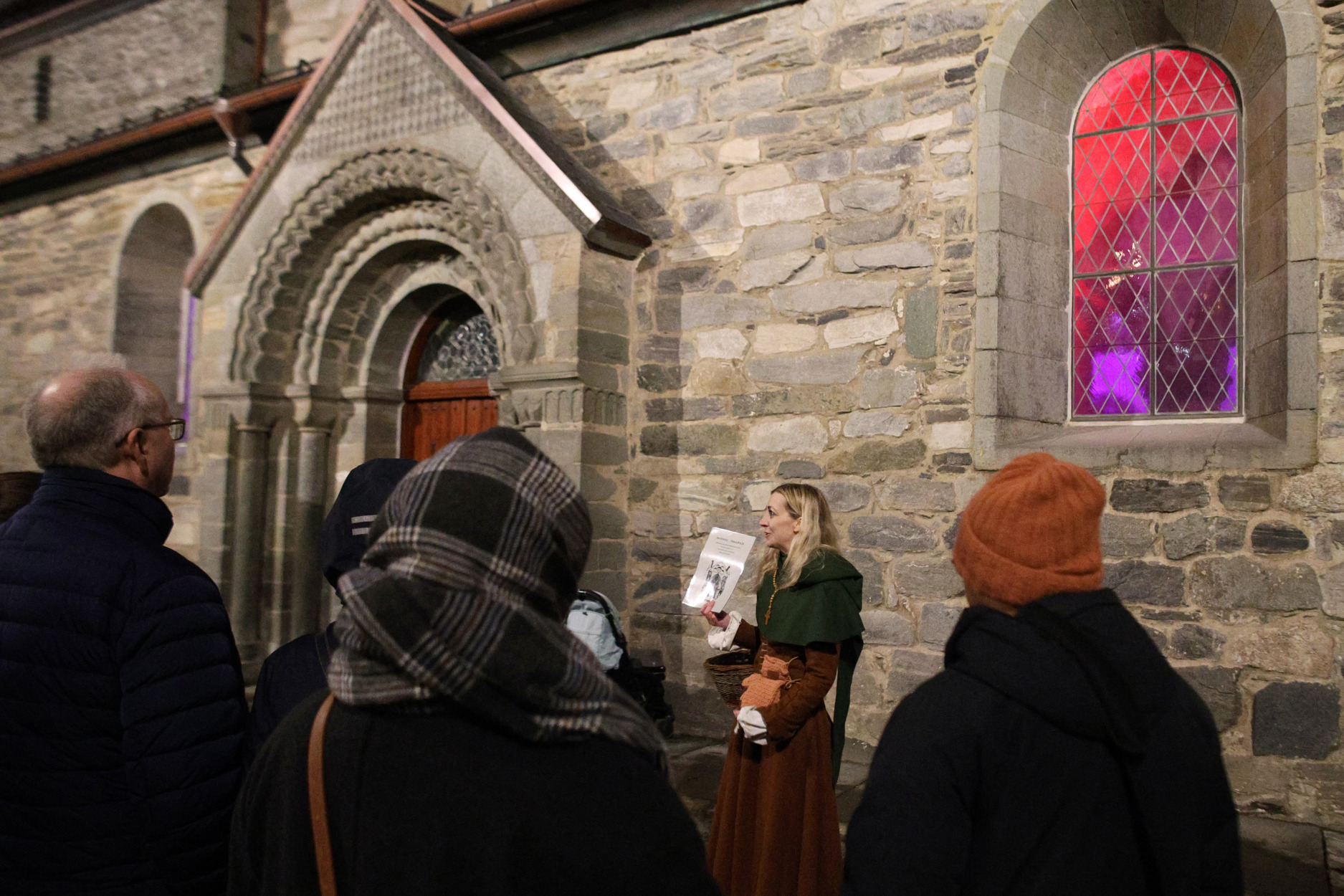 Ellen Hagen, museumspedagog ved Arkeologisk museum, hadde omvisning rundt domkirken og viste utgravinger og andre funn som gir oss ny kunnskap om historien vår.