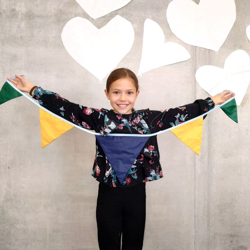 Bilde av et barn med vimpler. 