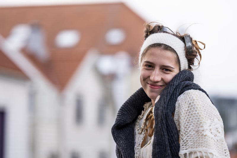 Skuespiller Hanna Margrete Muir smiler, i rollen som lille Betsy.