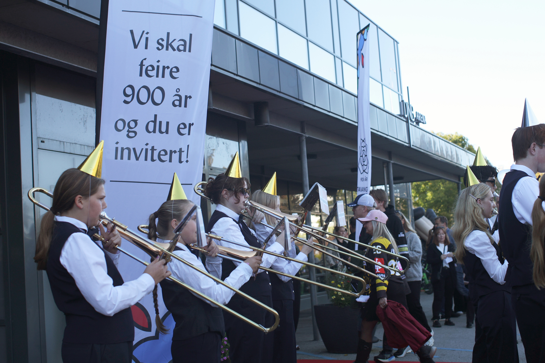 Tasta skolekorps spiller utenfor DnB Arena.
