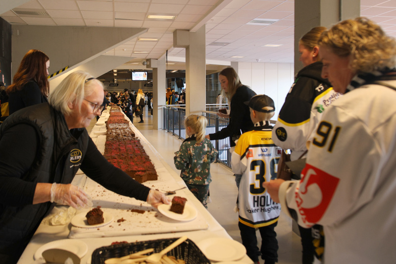 Det er ikke bare Stavanger som jubilerer neste år: Oilers blir nemlig 25 år! Det feires med en kake på imponerende 25 meter.