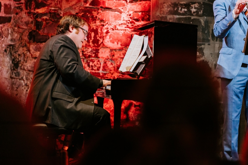  Pianisten Christian Ihle Hadland spillende på pianoet.