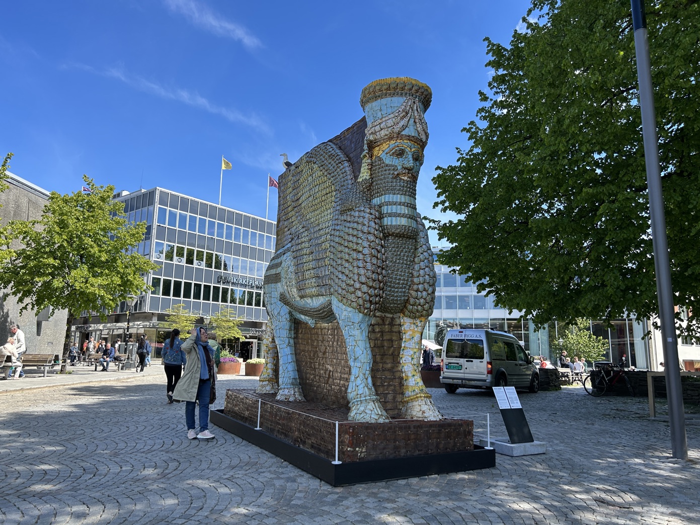 Statuen Lamassu foran domkirken.