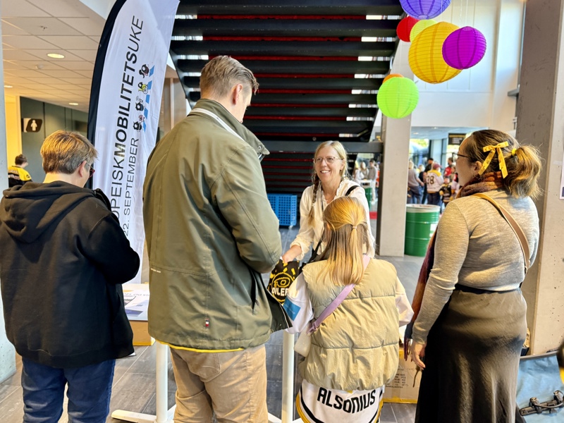 Jane Nilsen Aalhus, miljøvernsjef, delte ut Oilers-skjerf til 150første som gikk, syklet eller reiste miljøvennlig til kampen, i anledning Mobilitetsuka til Stavanger kommune.