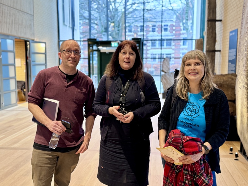 Arkeologene Sean Denham og Barbro Irene Dahl står til disposisjon for lagene i konkurransen. Her med Stine Honoré, prosjektrådgiver i Stavanger 2025.