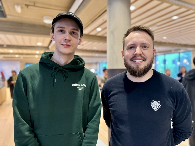 Joakim Mo Raudøy (t.v.) jobber med Minecraft og er rådgiver for lagene i konkurransen. Det er en ressurs John Arne Nilsen og Fimbul setter stor pris på. 