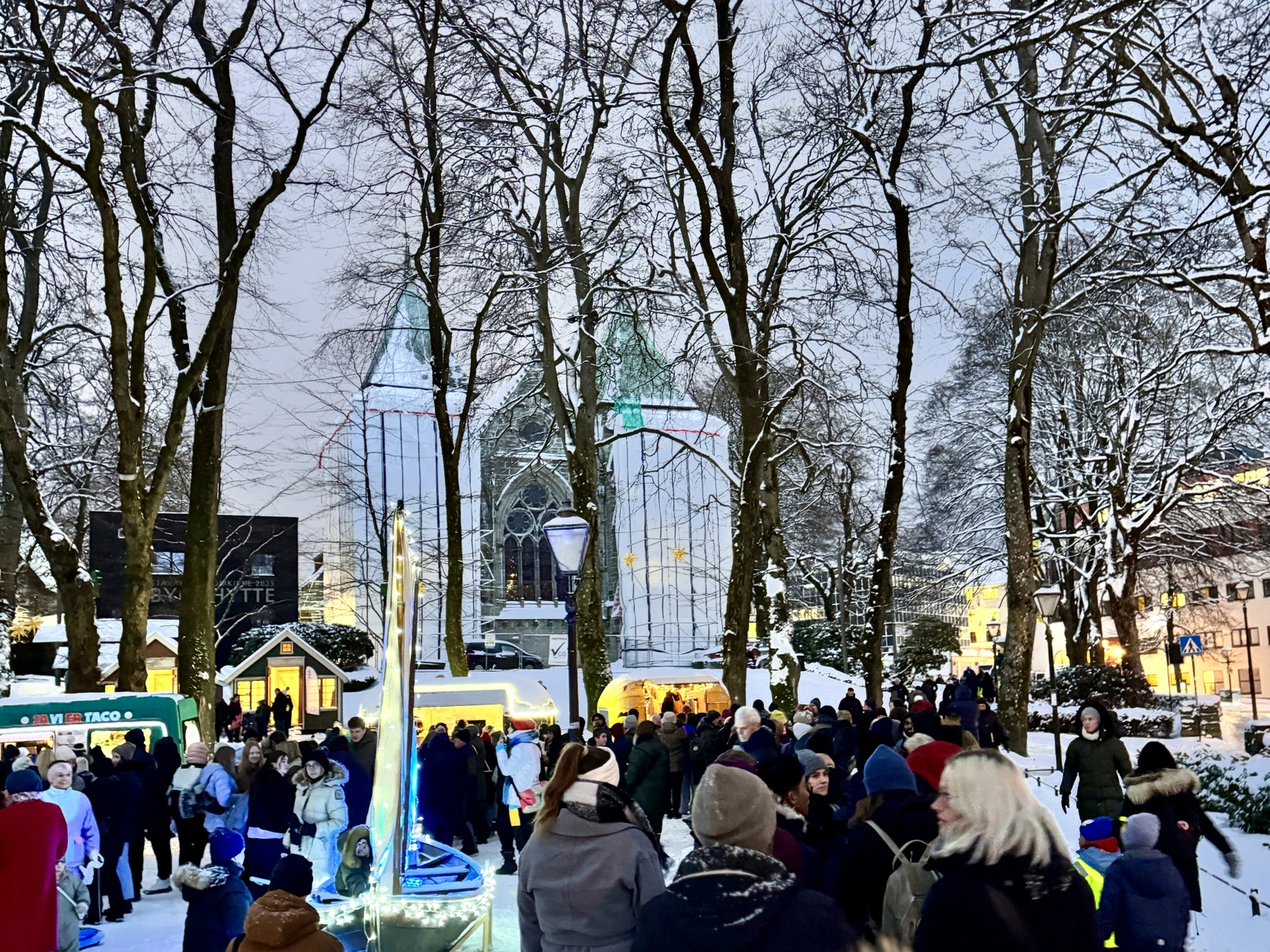 Byparken med domkirken i bakgrunnen