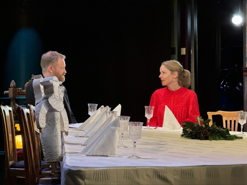 Lena Antonius på scenen i teateret. 