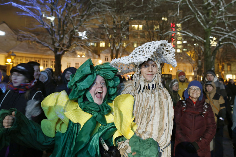 To Knoppar-skuespillere på programslipp i Byparken.