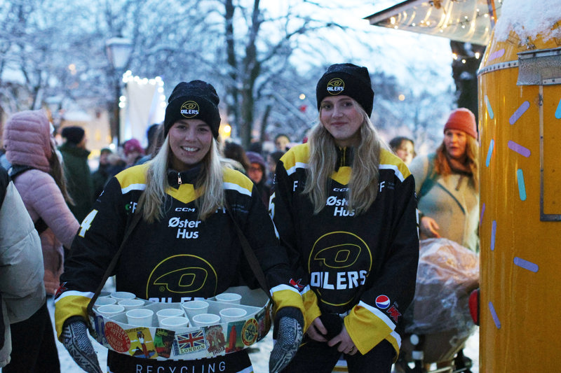 Oilers-spillere deler ut kakao på programslipp