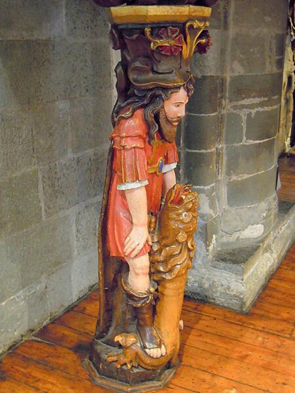 Samson dreper løven. Utskjæringen laget i 1658 av Peiter billedhugger, i Stavanger domkirke - under prekestolen.