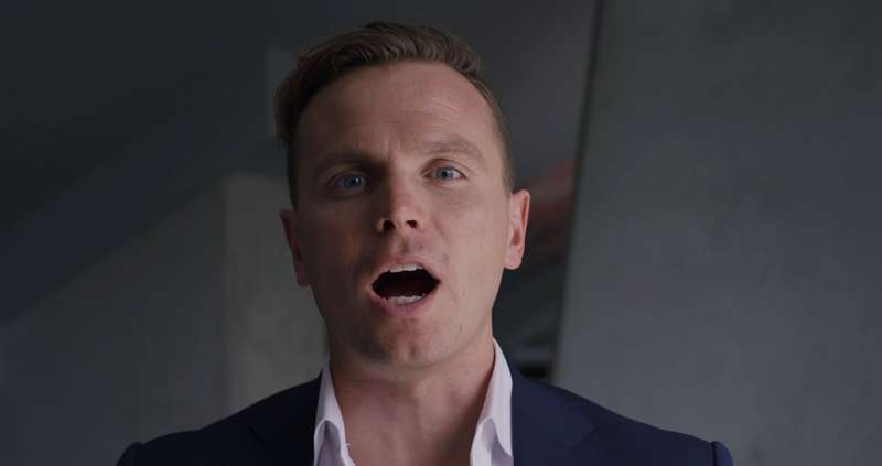 Viking-sjef Eirik Bjørnø ser inn i kamera og synger. 