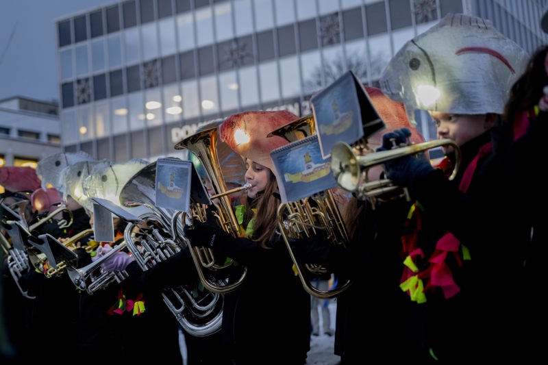 Tasta skolekorps med glade toner og gøyale hatter på programslippet i januar 2024.