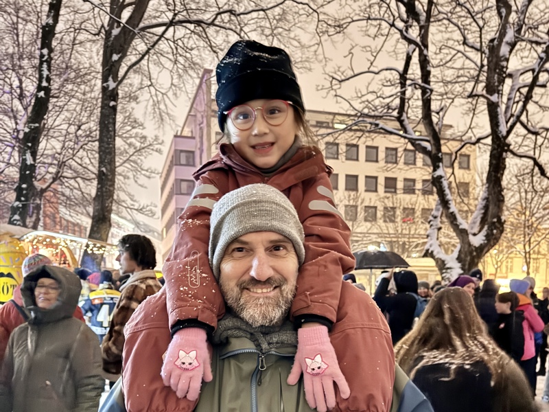 Tor Inge Tinnesand  på programslipp med barnebarnet Frøya