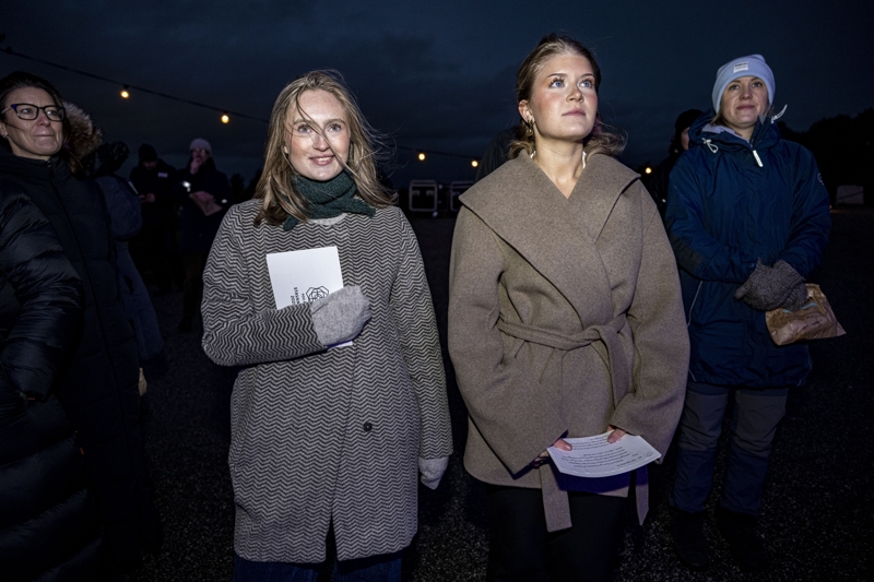 Ea Lykke Solbakken og Thea Sofie Madsen fra Hetland videregående skole er engasjert i Inn i framtiden.  