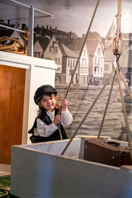 Bilde av barn i utstillingen Hjemmehavn Stavanger på Stavanger maritime museum