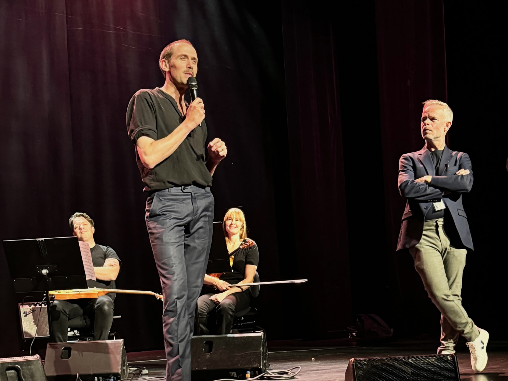 Oratoriet skal være om, for og av Stavanger, sier Anders Brunvær Hauge. Her på scenen med Tore Renberg.