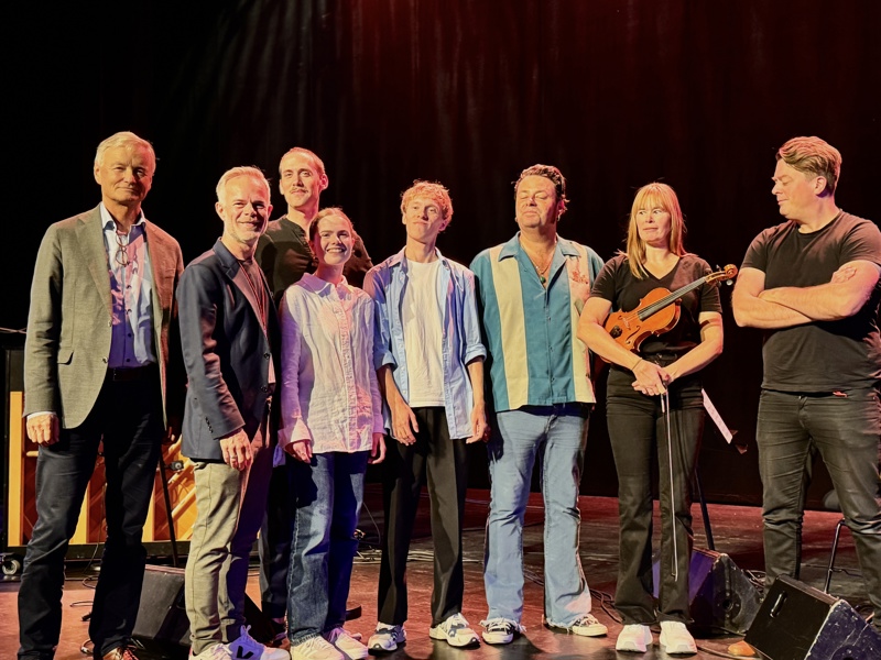 Klare til oktoberpremiere i 2025: Per-Harald Nilsson, direktør Stavanger konserthus, Tore Renberg, Anders Brunvær Hauge, Petra Renberg , Runar Jekteberg, Kjell Undheim, Renate Englevoll og Vidar Schanke. 