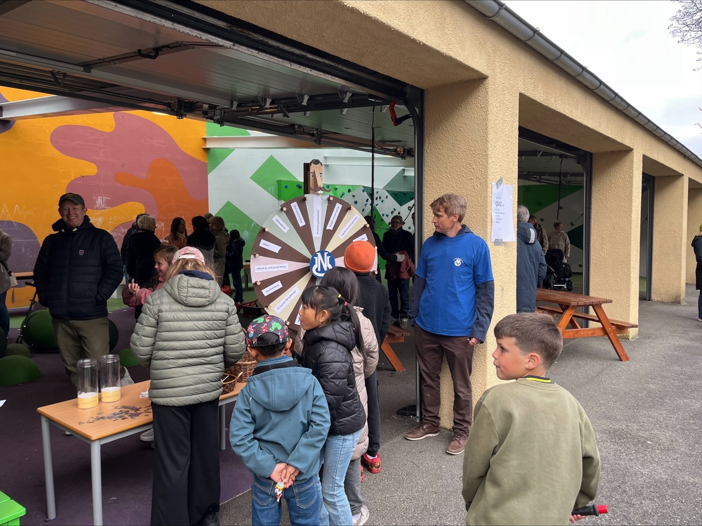 Lykkehul og barn som står i kø