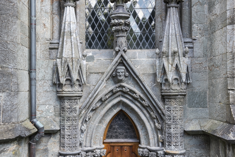 Bilde av detaljer og en dør til Stavanger domkirke
