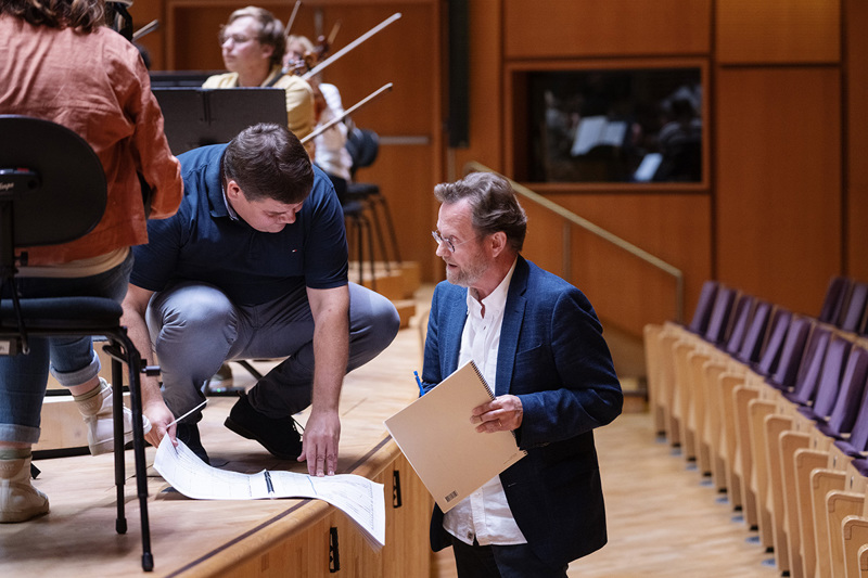 Ståle Kleiberg er en sentral norsk komponist fra Stavanger. Her er han sammen med dirigent Andris Poga.