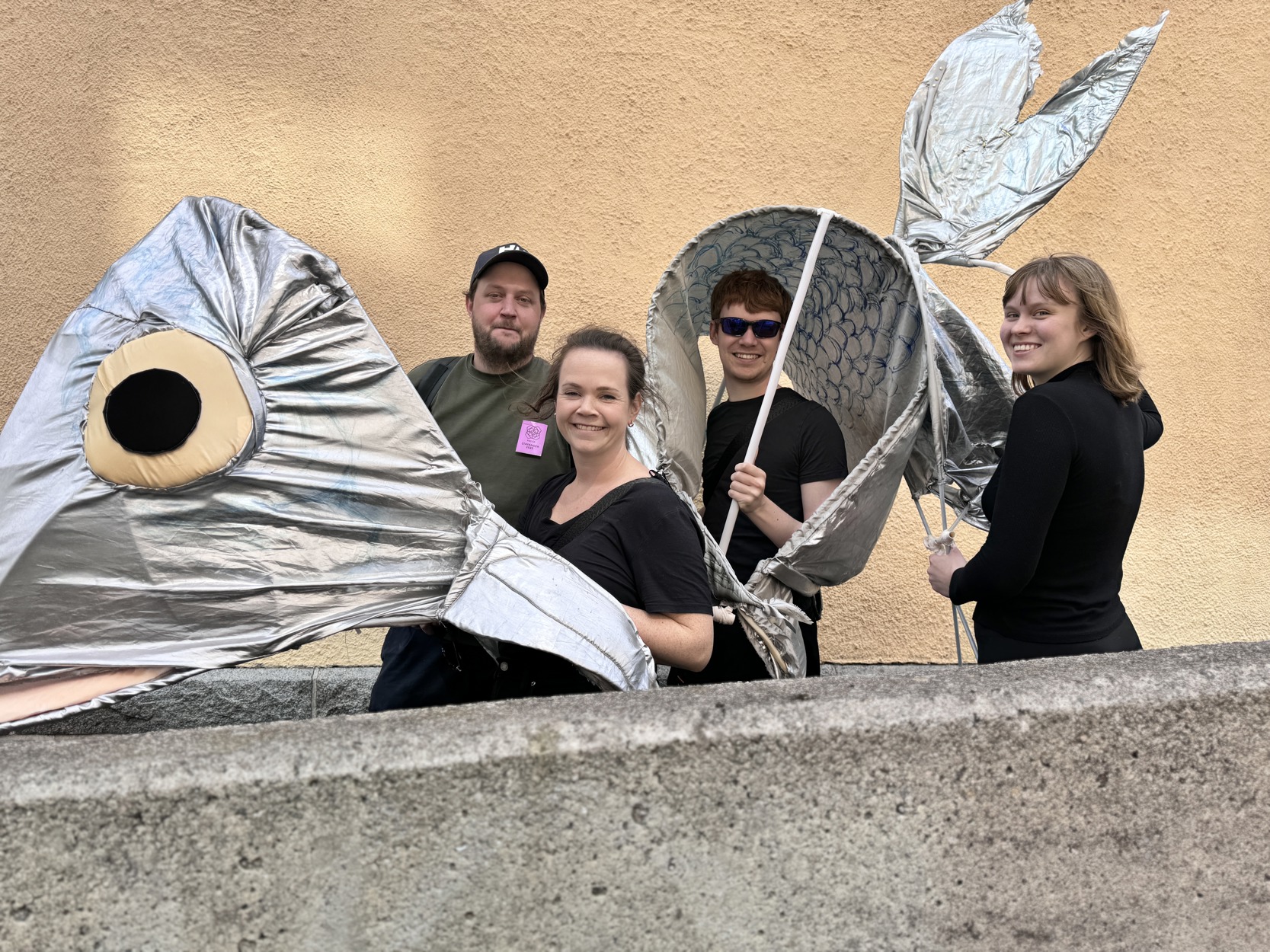 Bård Båksnes med skuespillerne Hege Østmo-Sæter Olsnes (hodet), Herman Hilde Pedersen (midten) og Alexandra Bråss (halen).