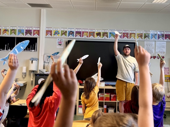 Bård Bjørnes i klasserom på Nylund skole.